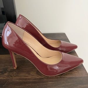 NEVER WORN (New) - Vince Camuto Savilla patent leather pump wine color - Size 7